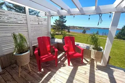 Relax with the whole family at this beautiful, peaceful, authentic islander home