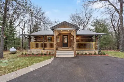 Image de Escape to our charming cabin, where rustic elegance meets modern comfort!