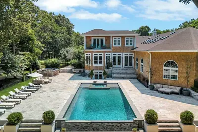 Image de Remarkable Southampton Estate with Resort Amenities, Perfect for Families. . .