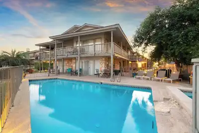 Image de Horseshoe Bay 3-bedroom retreat on Lake Lbj with direct lake access and pool.