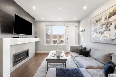 Image de Charming 2-bedroom brownstone walking distance to downtown