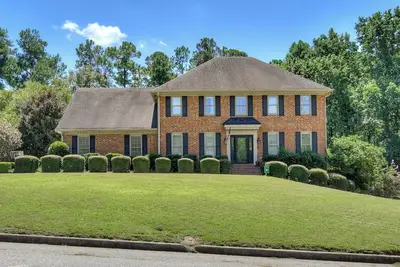 Image de Luxurious Stay 6 Miles from the Masters! Pool, Hot tub, Robes, and More!
