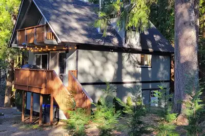Image de Charming Modern Cabin: Steps to Lake, Updated Amenities, Fast Wi-Fi & More!