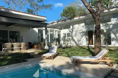 Image de 5 minutes from the beach, one level new house in gated community