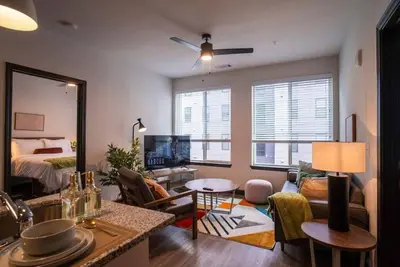 Ultimate 2br, Pool, Gym, Rooftop Views, Walk to St