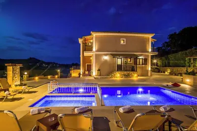 Image de Maggie Alonia - Quatre Chambres Villa, Couchages 8