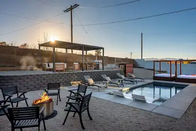 Image de Reel House - Pool, Hot Tub, A\/C, Bbq, 100in projector Movie Room, Pet Friendly!