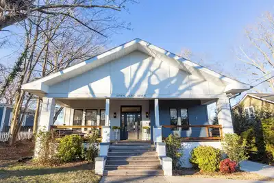 Image de Modern Farmhouse Style, 4-bedroom home, downtown Durham, large private yard