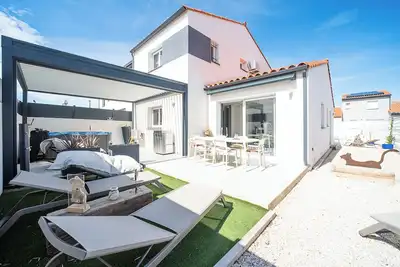 Image de Maison Moderne Avec Spa Terrain De Boules & Pergola Bioclimatique  12 Kms  Plage