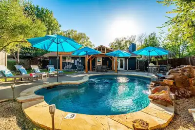Image de Tropical Pool w/ Tiki Bar, Fire Pit, Swing