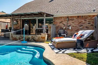 Image de Splash Zone! BBQs, Bonfires & Pool Volleyball!