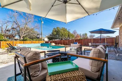 Image de Dive Into Fun: Pool House with Grill + Game Room