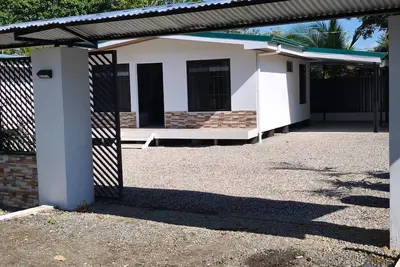 Image de New 2 bdr beach house with Wifi, Bbq and secure carport. Relax in style.