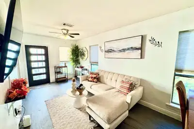 Image de 🏡Cozy Cottage Home located in the heart of Gonzales!