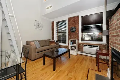 Image de 2br Midtown West Apt | Rooftop & Brick Charm
