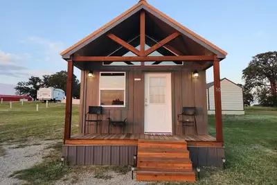 Image de Cabin of Western Skies: loft, Wi-Fi, and tiny home living-close to Osu