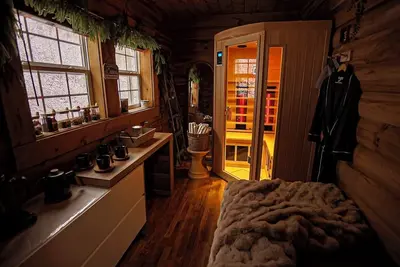 Image de Modern Cabin 15 min to Snowshoe Ski Resort, Sauna, Hot Tub with Mountain Views