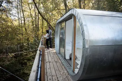 Image de Cabane Le Module – Cabine suspendue à 12m, sensations fortes et vue imprenable sur la forêt