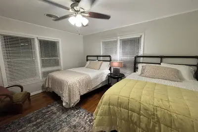 Image de Spacious 3br Home Sleeps 12 + Optional Studio Apartment for 14 Guests Ping Pong!