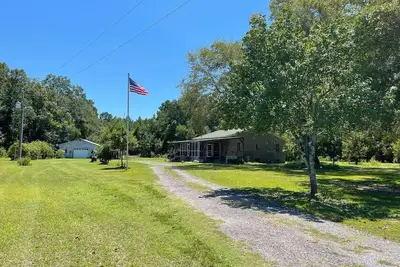 Image de Beautiful brick home w\/ large porch and 3 bedrooms