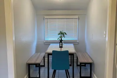 Image de Charming 3-bedroom whole house with yard and secure parking. Close to downtown!