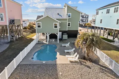 Image de Experience coastal bliss at 'Second Wind', a 5-bedroom home steps from beach, up to 14 guests.