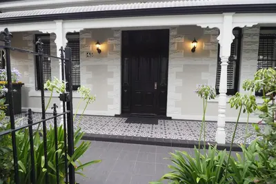 Image de 'The Cottage' at Gordon St Villas - luxury accom. for 8 in the Heart of Glenelg