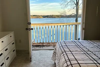 Image de Beautiful Waterfront Home ~ Sleeps 6 ~ Embo's Island Area