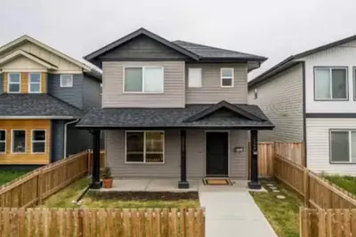 Image de Private, walk out, 2 bedroom, self contained, fully furnished suite.
