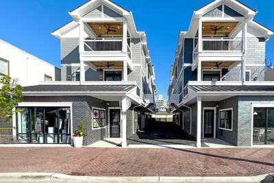 Image de Spacious 5-bedroom townhome in Margate City with 3-car garage and elevator