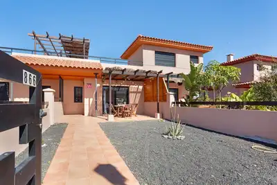 Image de Maison de vacances 'Sweet Home Majanicho' avec vue sur la mer, piscine partagée et Wi-Fi