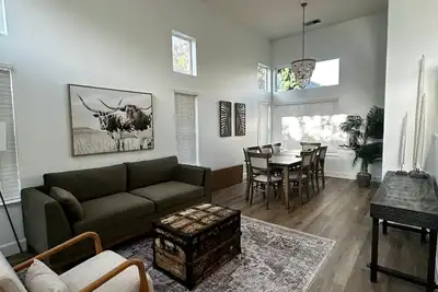 Image de Spacious Remodeled 4-bedroom house with Ac and WiFi near serene Old Folsom