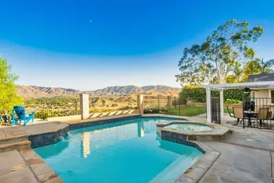 Image de Santa Clarita Pool Home with a View, Centrally Located, Live-In Ready, One Story