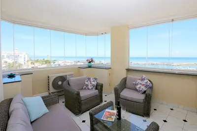 Image de Appartement élégant et moderne avec vue sur la mer, Marina Estepona, à proximité des restaurants