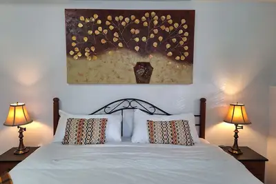 Image de Entire guest house in Niagara Falls, Canada. \nUp to 6 guests to sleep.