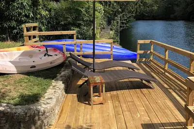 Image de La Ravine, maison au bord du loing jusqu'a 6 personnes, avec canoés et barque.