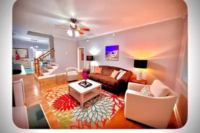 Image de Luxury Bungalow within central Rosewood w/ hot tub. Family-friendly!