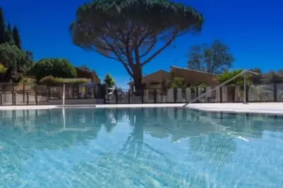 Image de Bungalow standing 40 m2 climatisé avec jacuzzi privé dans jardin clôturé arbor
