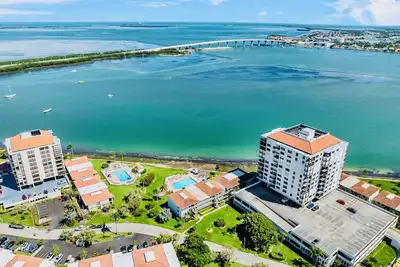 Image de Charming waterfront 2-bedroom condo with fitness room, WiFi, St. Petersburg