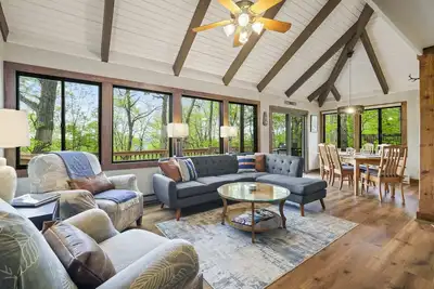 Image de The Distinguished Squirrel Chalet walking distance