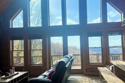 Image de Charming 5-bedroom cabin next to Hatley Pointe -Hot tub- Game room- amazing view