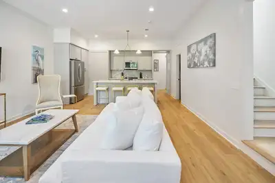 Image de 3 Charming Townhomes for Big Groups-Pool, Walk to Beach, Wifi