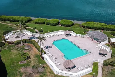 Image de 2 Bedroom Golf Course View, minutes from St. Pete Beach.