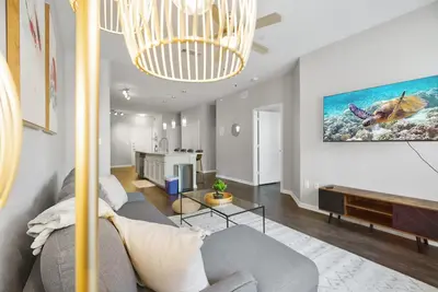 Image de Bright 2br Flat w/ Balcony + Pool | Walk to SoCo