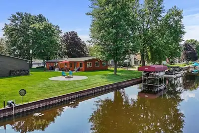 Image de Houghton Lake Hideaway - Water Front Home on Houghton Lake