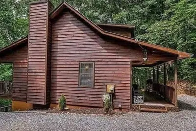 Image de 3-bedroom cabin on mountain in serene Young Harris Ga with hot tub.