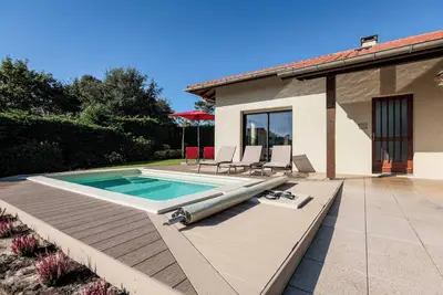 Image de Belle villa avec piscine et jardin, plage à pied!