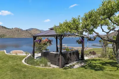 Image de Skaha Lakefront BnB | Book Your Stay Today!