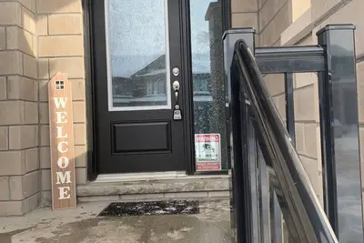 Image de Beautiful & Clean Lindsay Townhome (Mins To Shops)