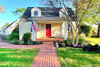 Image de Cozy 3br Cottage w/Metro Access minutes to Old Town, Alexandria!